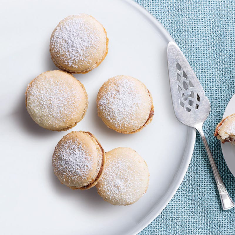 Photo de/du Macarons à la noix de coco fourrés à la crème au chocolat par WW