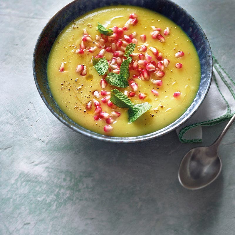 Veganistische pastinaaksoep met granaatappelpitjes