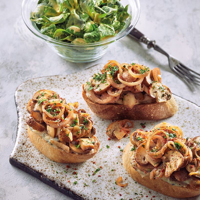 Bohnen-Champignon-Crostini mit Salat