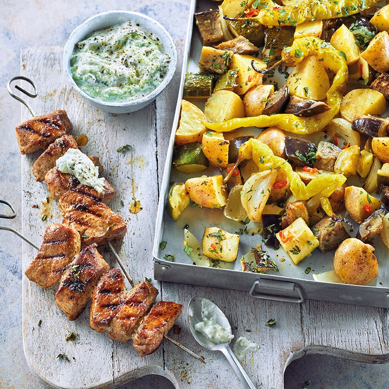 Kretisches Ofengemüse mit Souvlakispießen