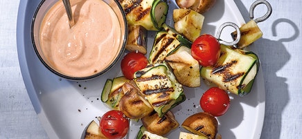 Gemüsespieße mit Halloumi