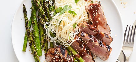 Thon glacé à la sauce hoisin, asperges et nouilles de riz