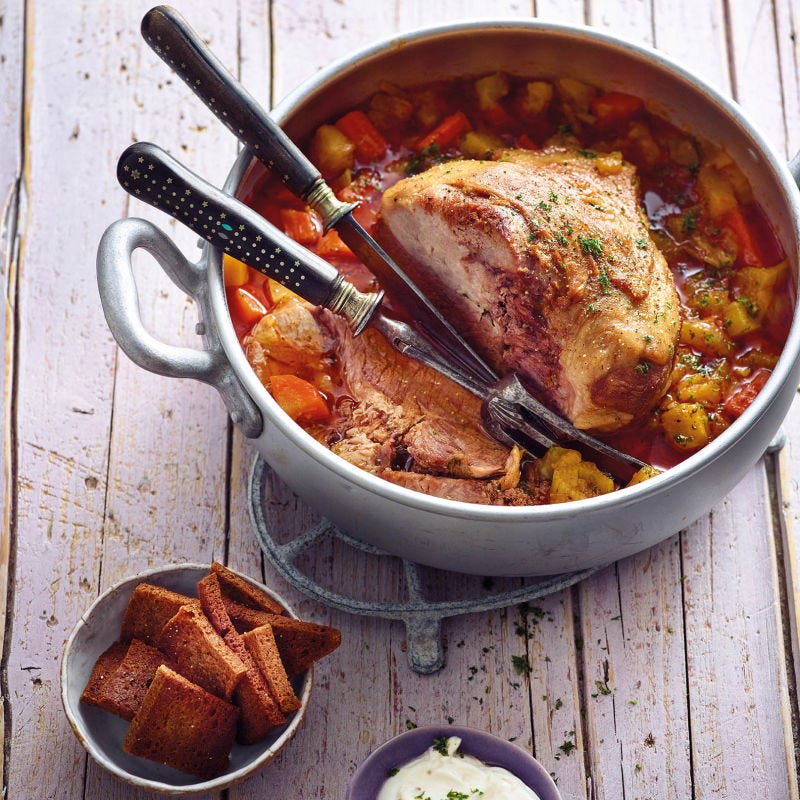 Lammschmortopf mit Brotchips und Quark