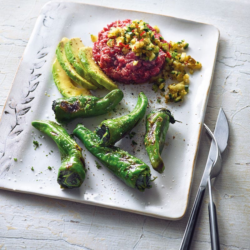 Rindstatar mit Avocado und Bratpeperoni