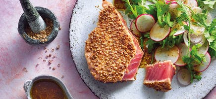 Koriander-Thunfisch mit scharfem Salat