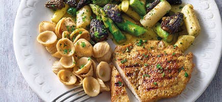 Poitrine de dinde grillée et poêlée d’asperges
