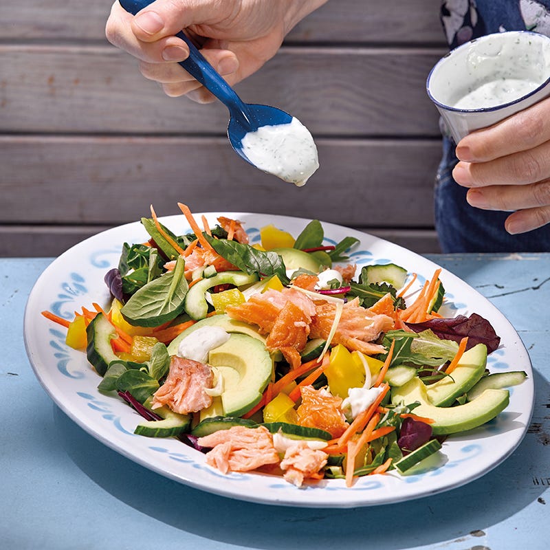 Lachs-Avocado-Salat mit Joghurtdressing