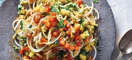 Kohlrabispaghetti mit Tomaten und Hirse