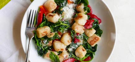 Gnocchis au chou-fleur avec poivrons et épinards
