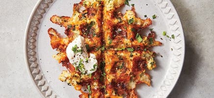 Gaufres de chou-fleur et de fromage avec sauce au raifort