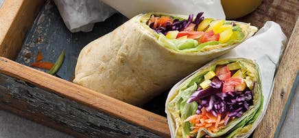 Regenboogwraps met avocadohummus