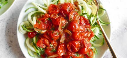 Spaghettis de courgette à la sauce Pomodoro aux tomates rôties