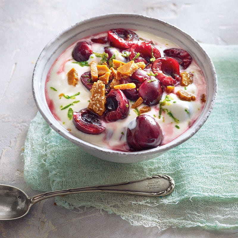 Kirschen mit Joghurt und Kokoscrisp