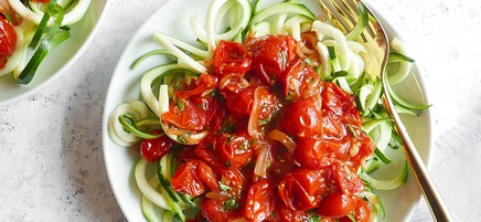 Zucchininudlar med rostad tomatsås
