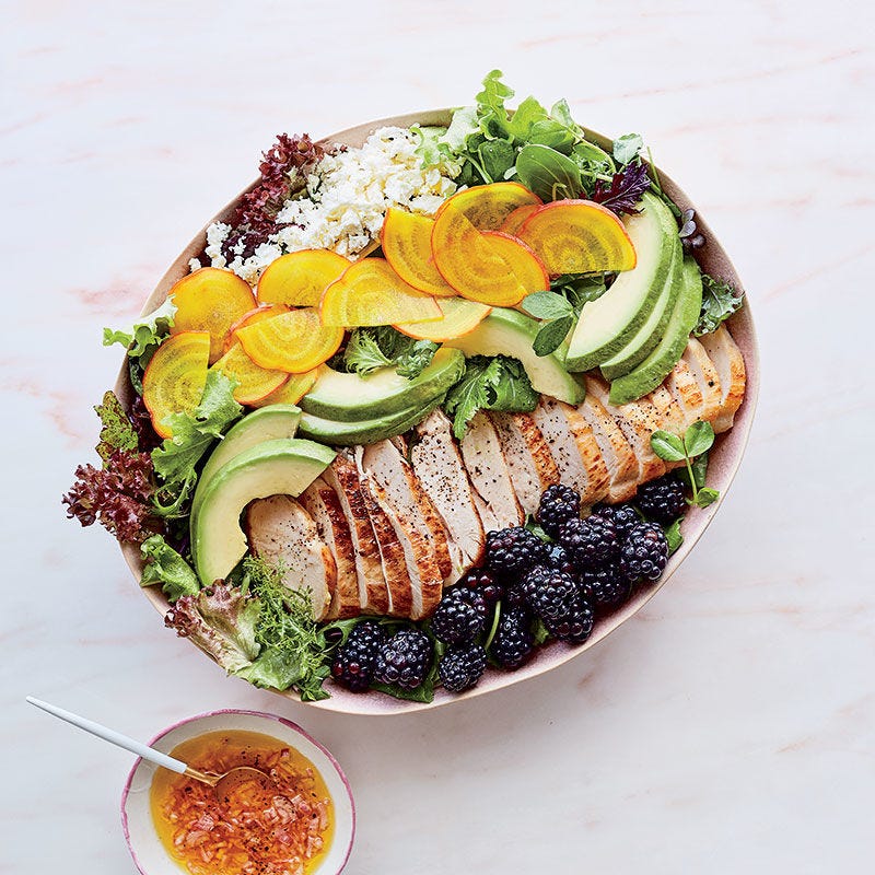 Photo de Salade de poulet aux mûres, au fromage feta, aux betteraves jaunes et à l’avocat par WW