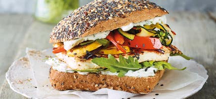 Burger aux légumes grillés et halloumi