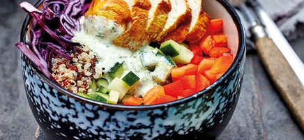 Kleurrijke quinoabowl met kruiden-yoghurtdressing