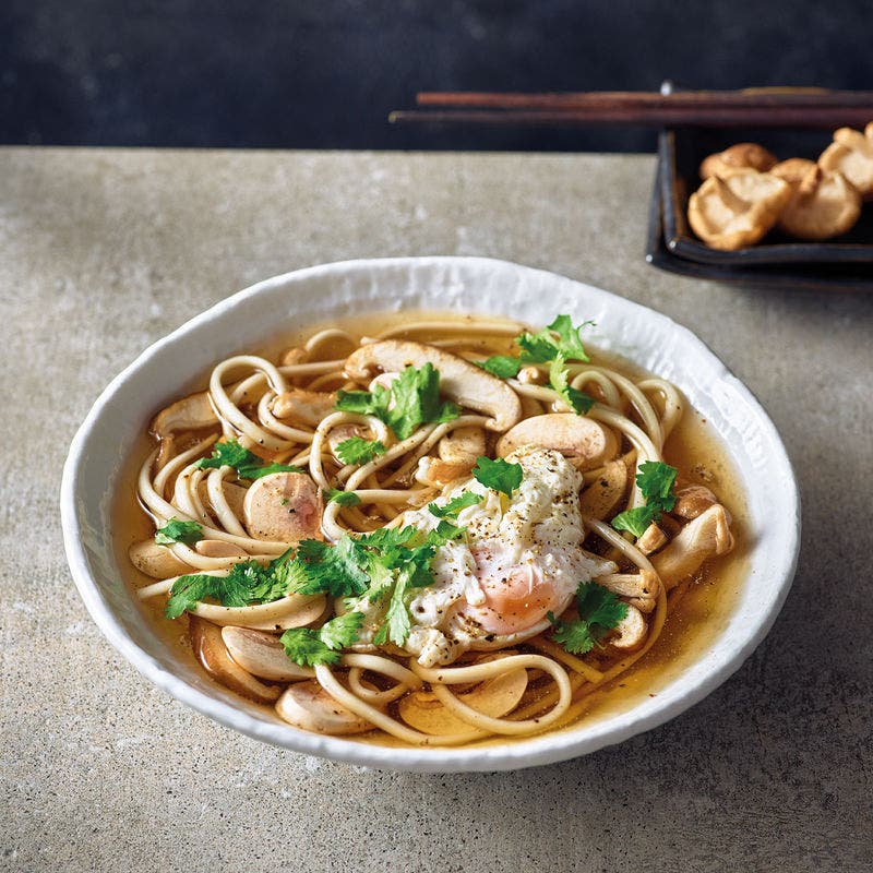 Shiitake-Zitronengras-Suppe mit pochiertem Ei