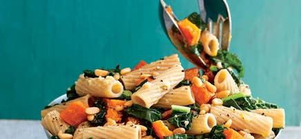 Rigatonis avec courge rôtie, chou frisé et noix de pin