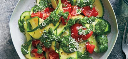 Salade de courgette aux tomates et à la sauce pesto aux herbes