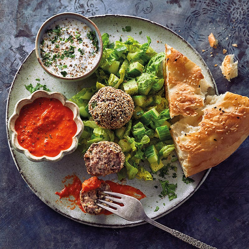 Sesam-Kibbeh mit Fladenbrot