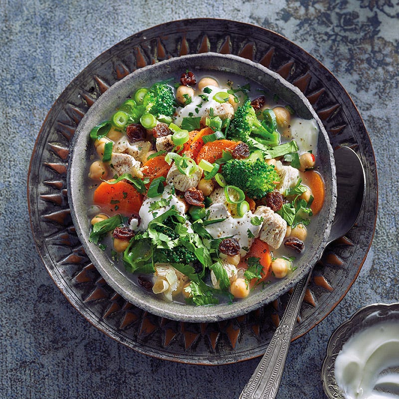 Hühner-Joghurt-Suppe mit Rosinen