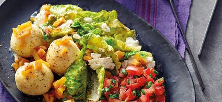 Knödel à la semoule et salade cuite