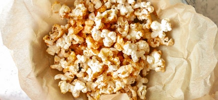 Vegan nacho popcorn