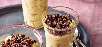 Crème de coings-coco et crumble de pumpernickel
