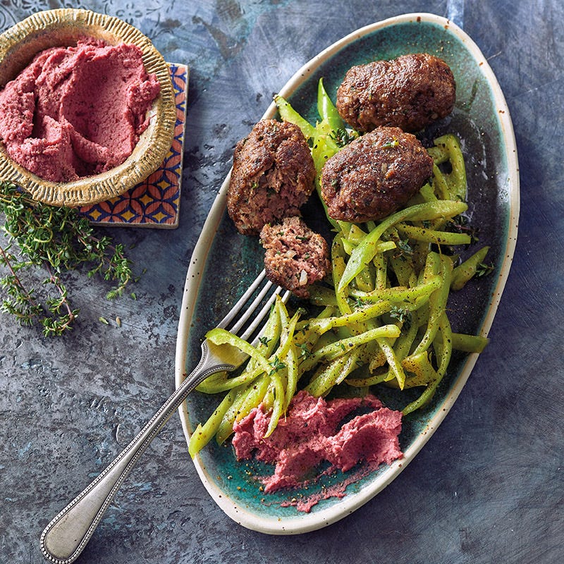 Köfte mit rotem Hummus