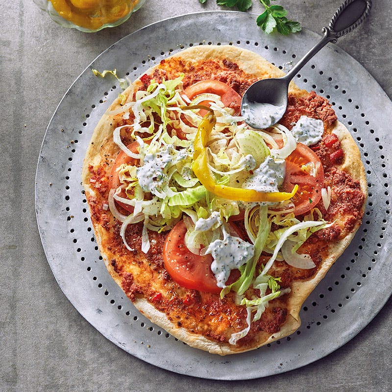 Mini-Lahmacun mit Zitronen-Petersilien-Sauce