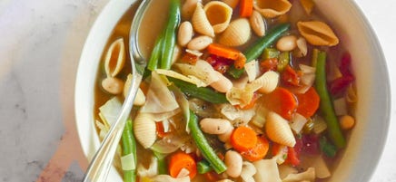 Soupe aux légumes avec haricots blancs et coquilles de pâtes au riz brun