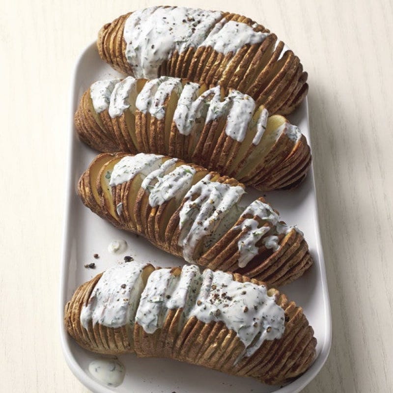 Photo de Pommes de terre Hasselback à la friteuse à convection avec vinaigrette ranch aux herbes par WW