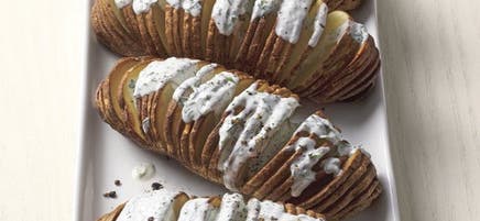 Pommes de terre Hasselback à la friteuse à convection avec vinaigrette ranch aux herbes