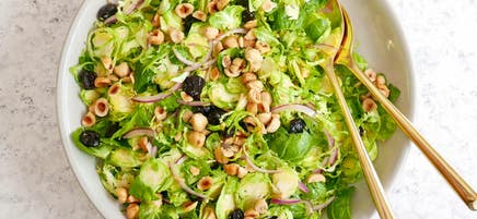 Salade de choux de Bruxelles aux cerises séchées et aux noisettes
