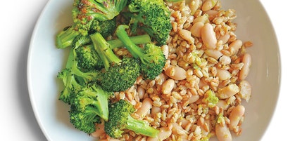 Pesto-broccoli grain bowl