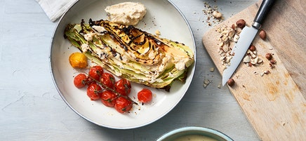 Grillad spetskål med vispat nötsmör och jordärtskockspuré