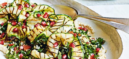 Bulgur wheat tabbouleh with roasted courgette & houmous