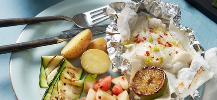 Kolja i foliepaket med grillad zucchini och melonsalsa
