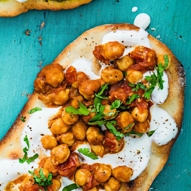 Vegan chickpea curry with flatbread