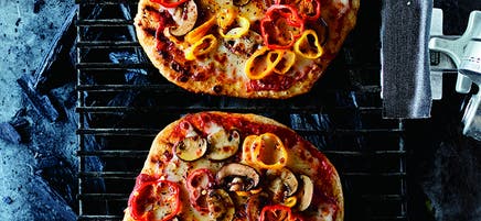 Grillad pizza med svamp och paprika