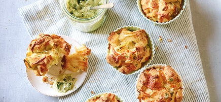 Muffins met kaas en pestodip