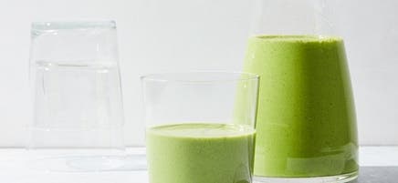 Boisson fouettée verte aux pommes