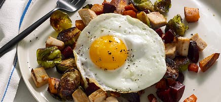 Hachis de restes de dinde et de légumes rôtis surmonté d’un œuf miroir par le chef Eric Greenspan