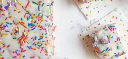 Petit gâteau multicolore végétalien et sans gluten