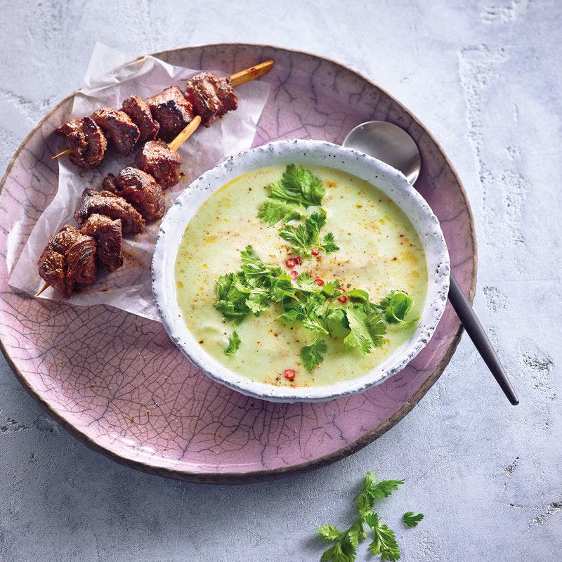 Asia-Gurken-Kaltschale mit Filetspiessen