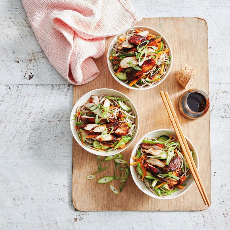 Nudelsalat mit Hähnchen in Honig-Soja-Sauce