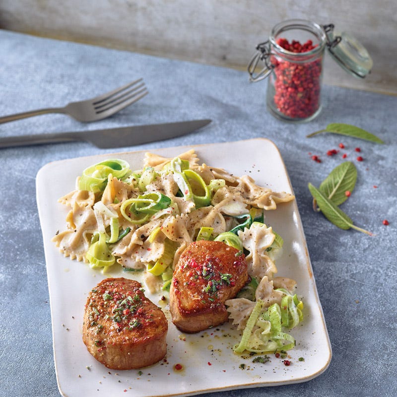 Cremige Lauch-Farfalle mit Schweinemedaillons