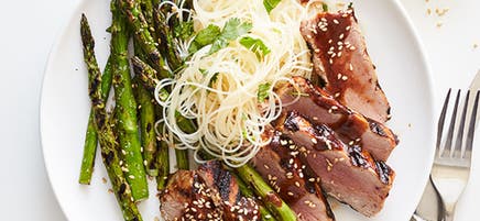 Thon aux asperges vertes et nouilles de riz, glaçage à la sauce hoisin