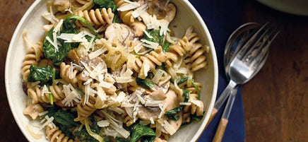 One-Pot-Pasta mit Champignons und Spinat